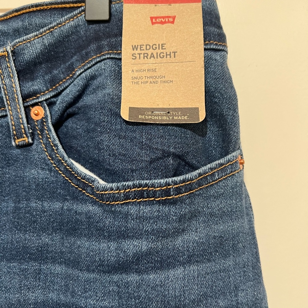 LEVI'S WOMEN'S PLUS SIZE WEDGIE STRAIGHT LEG HIGH RISE JEANS SIZE 18W NWT. - Picture 7 of 13